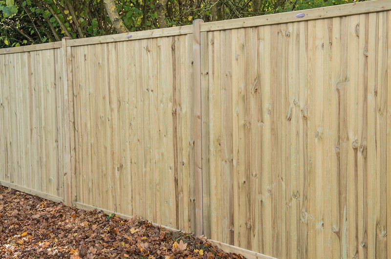 Vertical feather edge fence